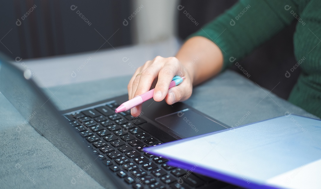 Mulher digitando trabalho no laptop