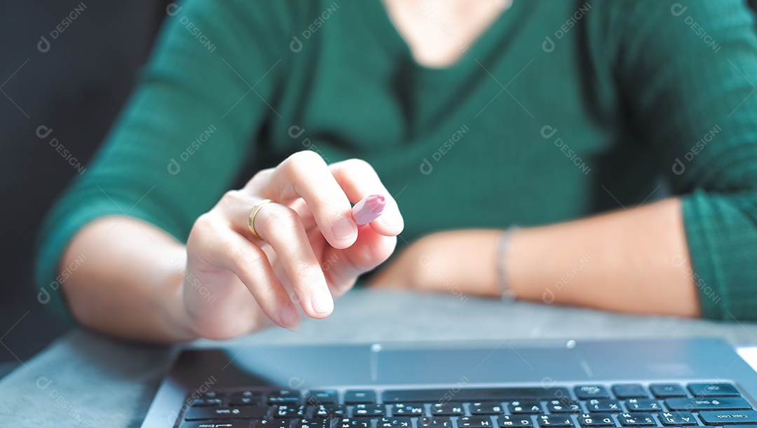 Mulher usando notebook para analisar dados