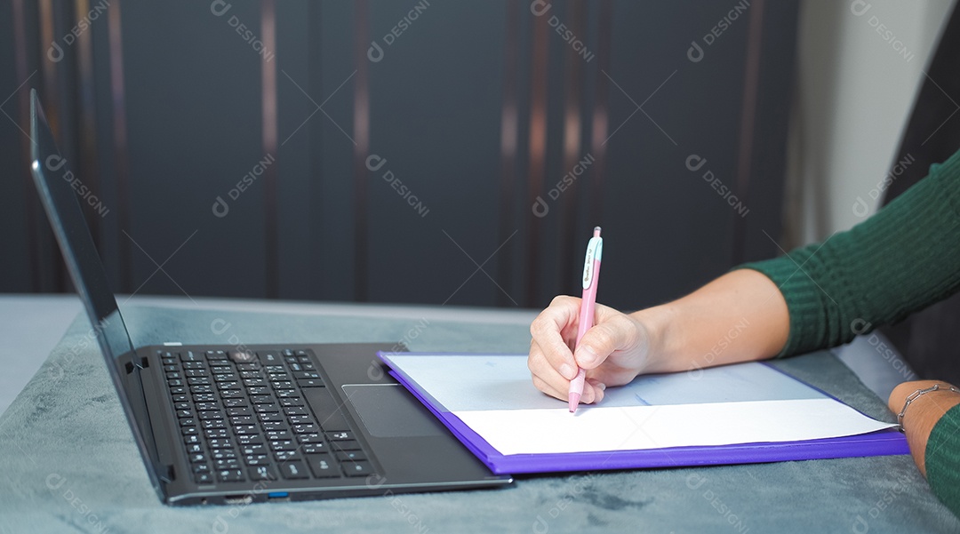 Mulher usando notebook para analisar dados
