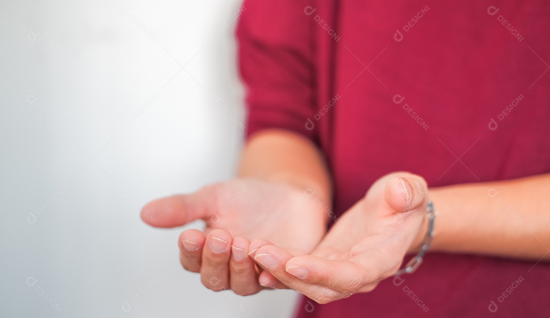 Mulher de negócios de mãos dadas