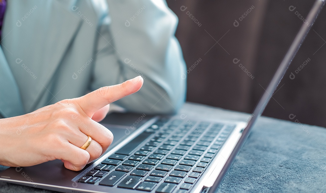 Mulher digitando trabalho no laptop