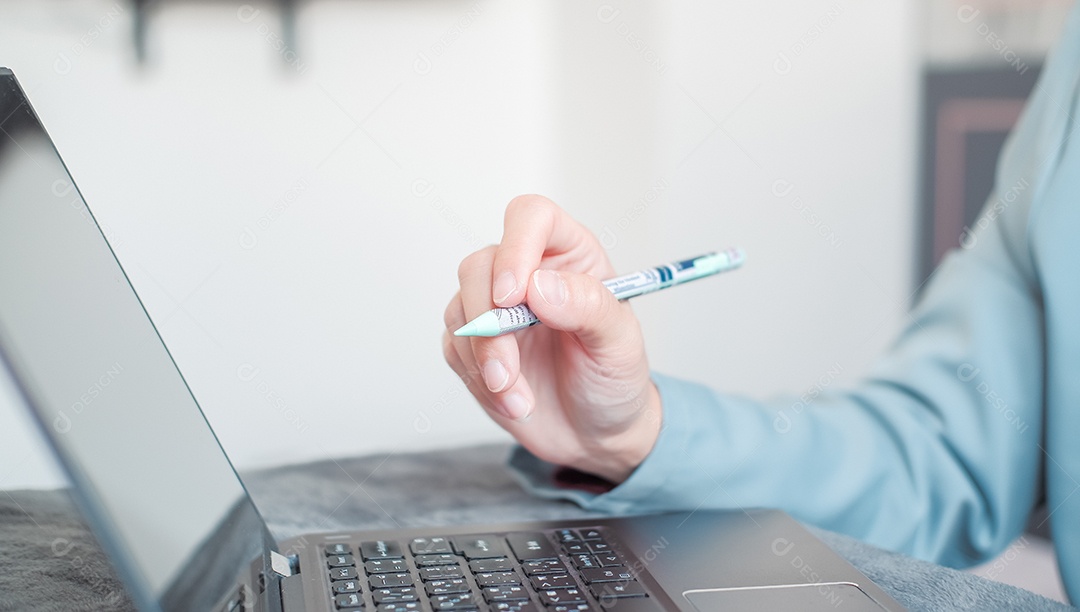 Mulher empresária trabalhando no laptop