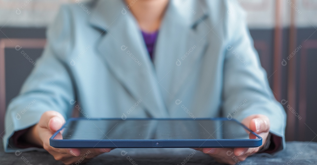 Trabalho de digitação de mulher no laptop