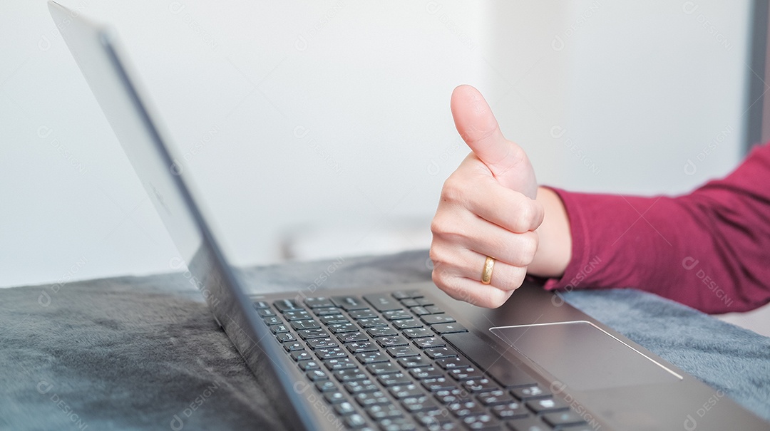 Empresária fazendo uma ótima mão e trabalhando em notebook