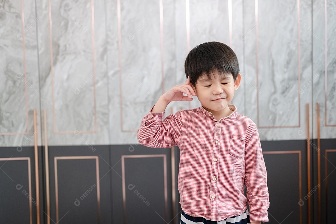 Menino asiático fazendo careta
