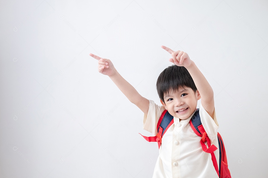 Menino asiático vestindo roupas em pé com o dedo indicador para cima