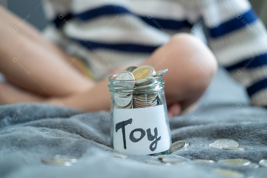 Uma garrafa de vidro com a palavra brinquedo moedas de prata para poupança