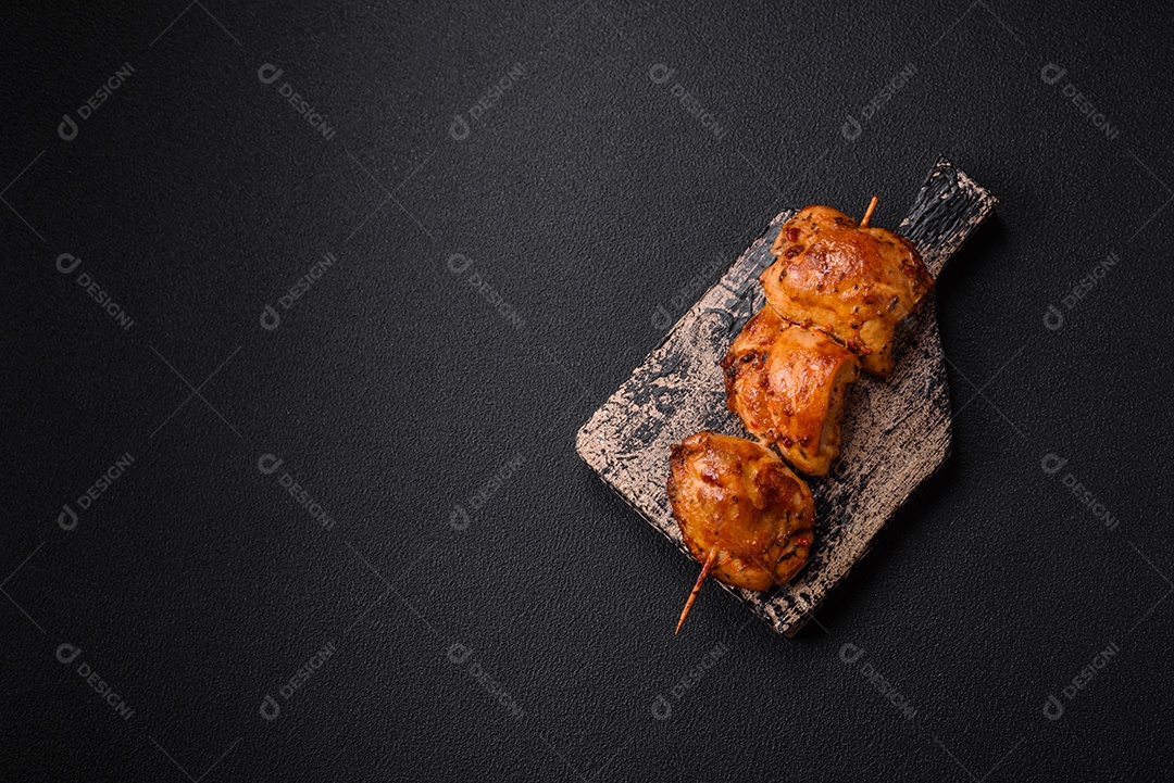 Delicioso kebab de frango fresco com sal