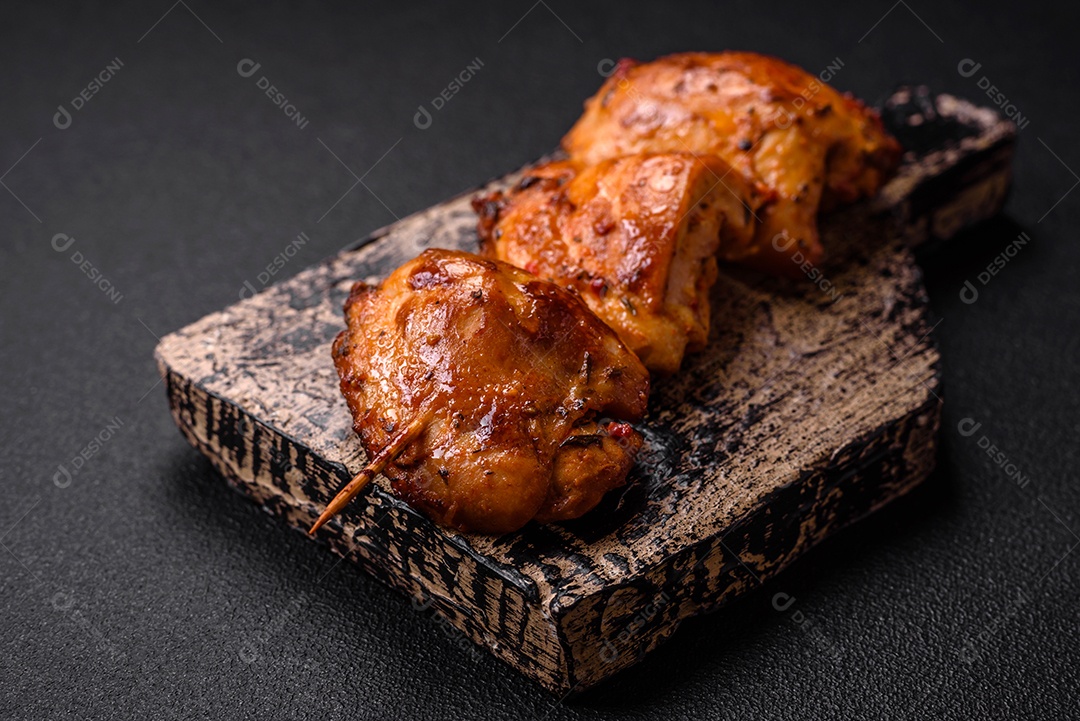 Delicioso kebab de frango fresco com sal