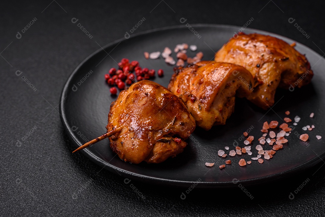 Delicioso kebab de frango fresco com sal, especiarias e ervas sobre um fundo escuro de concreto