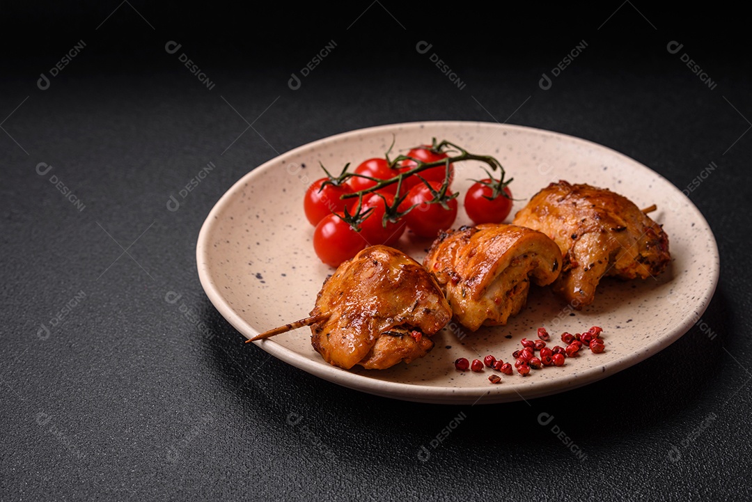 Delicioso kebab de frango fresco com sal, especiarias e ervas sobre um fundo escuro de concreto