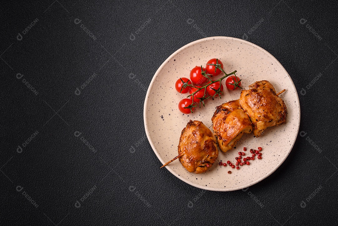 Deliciosas costeletas de frango fresco ou almôndegas com sal, especiarias e ervas sobre um fundo escuro de concreto