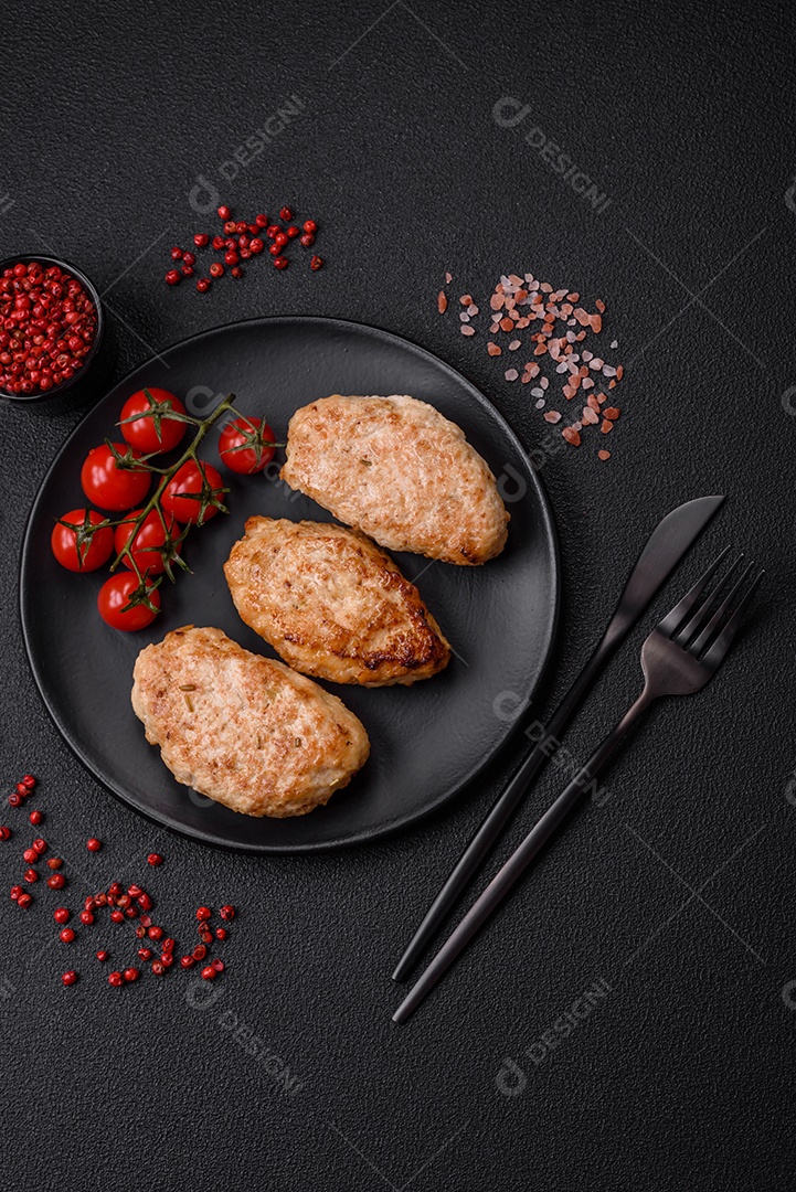 Delicioso kebab de frango fresco com sal, especiarias e ervas sobre um fundo escuro de concreto