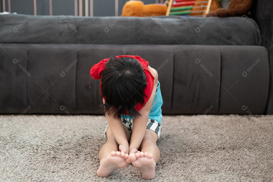 Rapaz asiático de regata fazendo exercício e tinha uma toalha de suor na cabeça