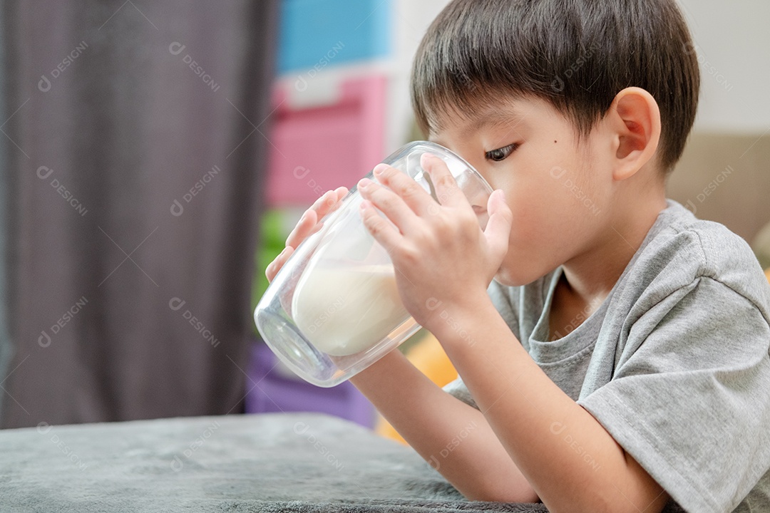 Menino asiático bebendo leite