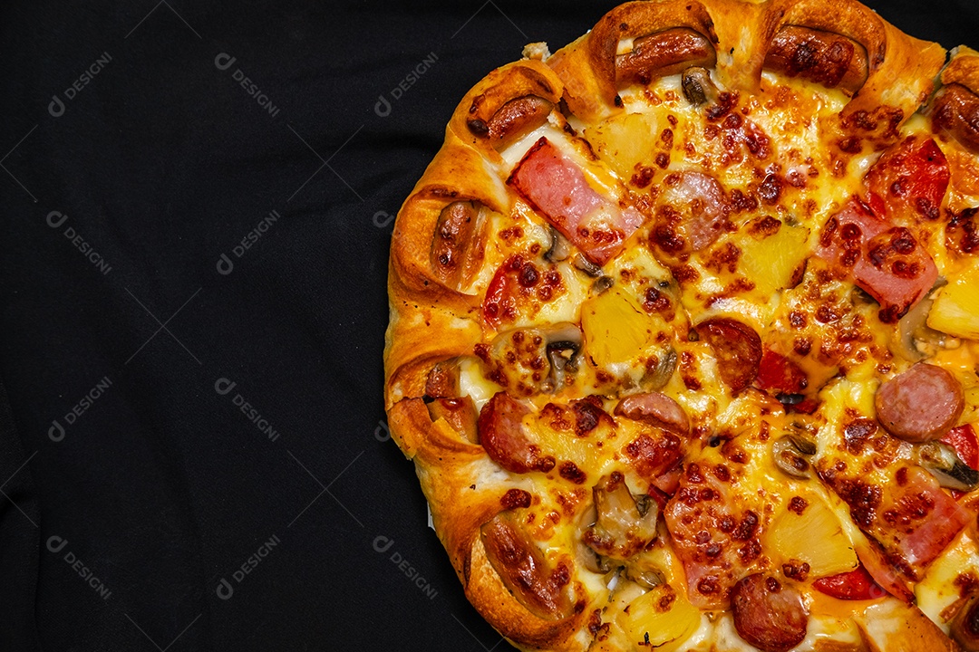 Pizza de queijo com molho de carne deliciosa sobre fundo preto