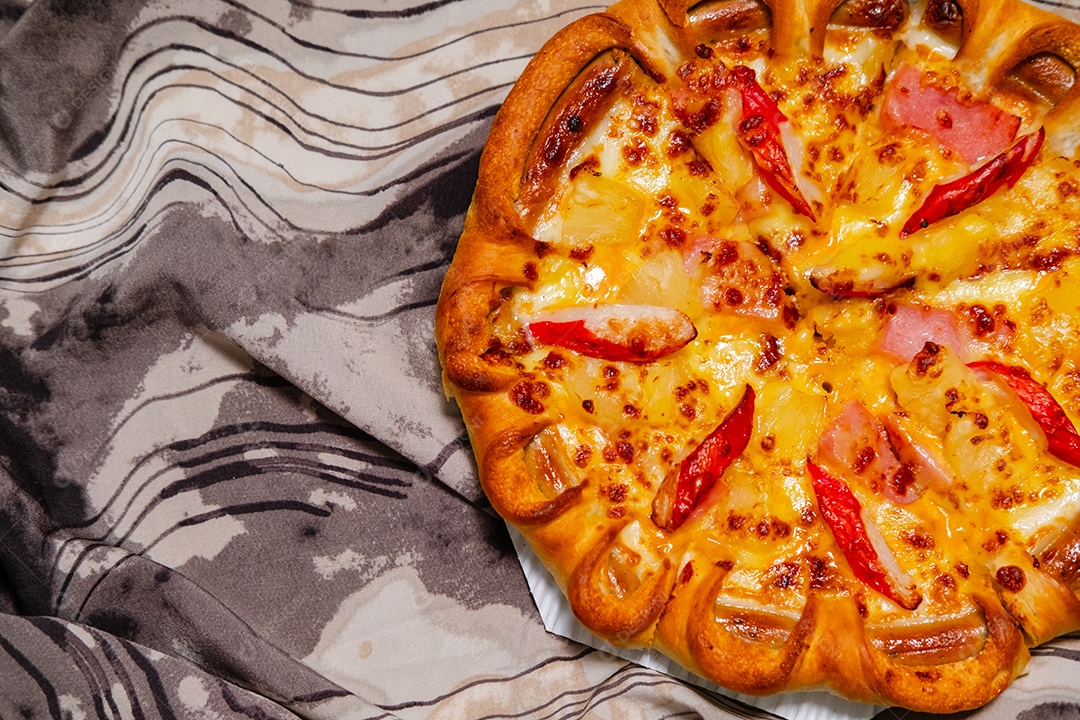 Pizza de queijo com molho de carne deliciosa