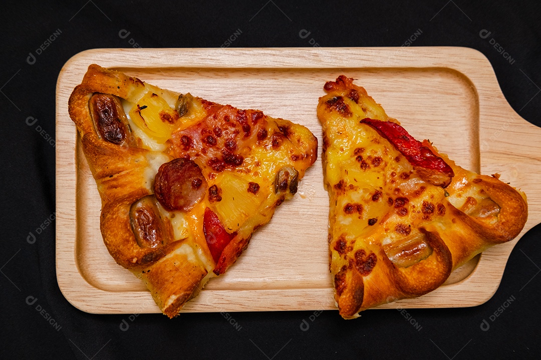 Fatias de pizzas queijo molho de cobertura de carne deliciosa
