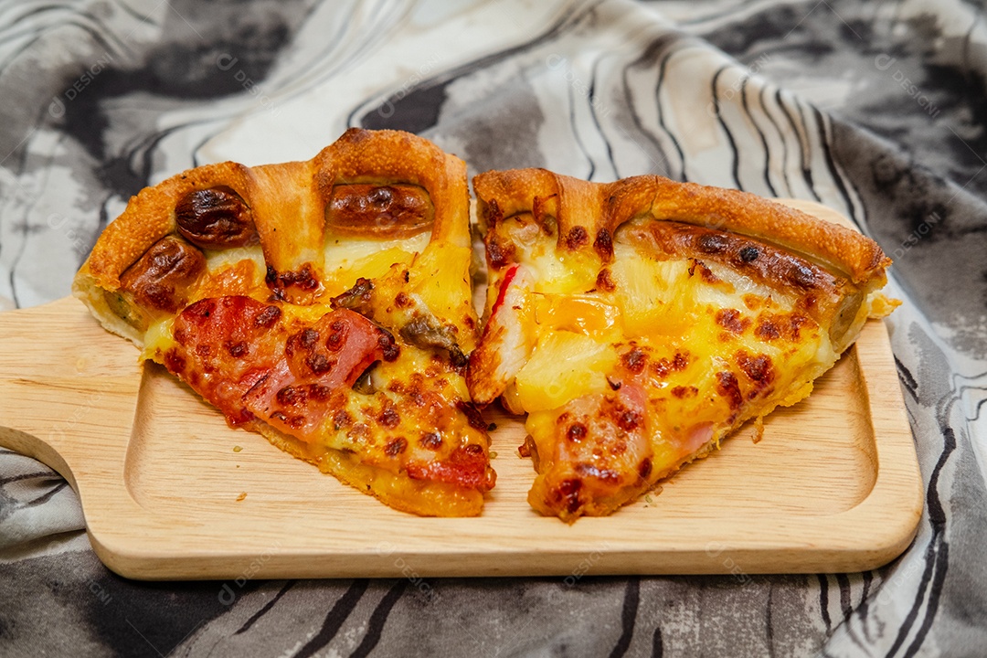 Fatias de pizzas queijo molho de cobertura de carne deliciosa