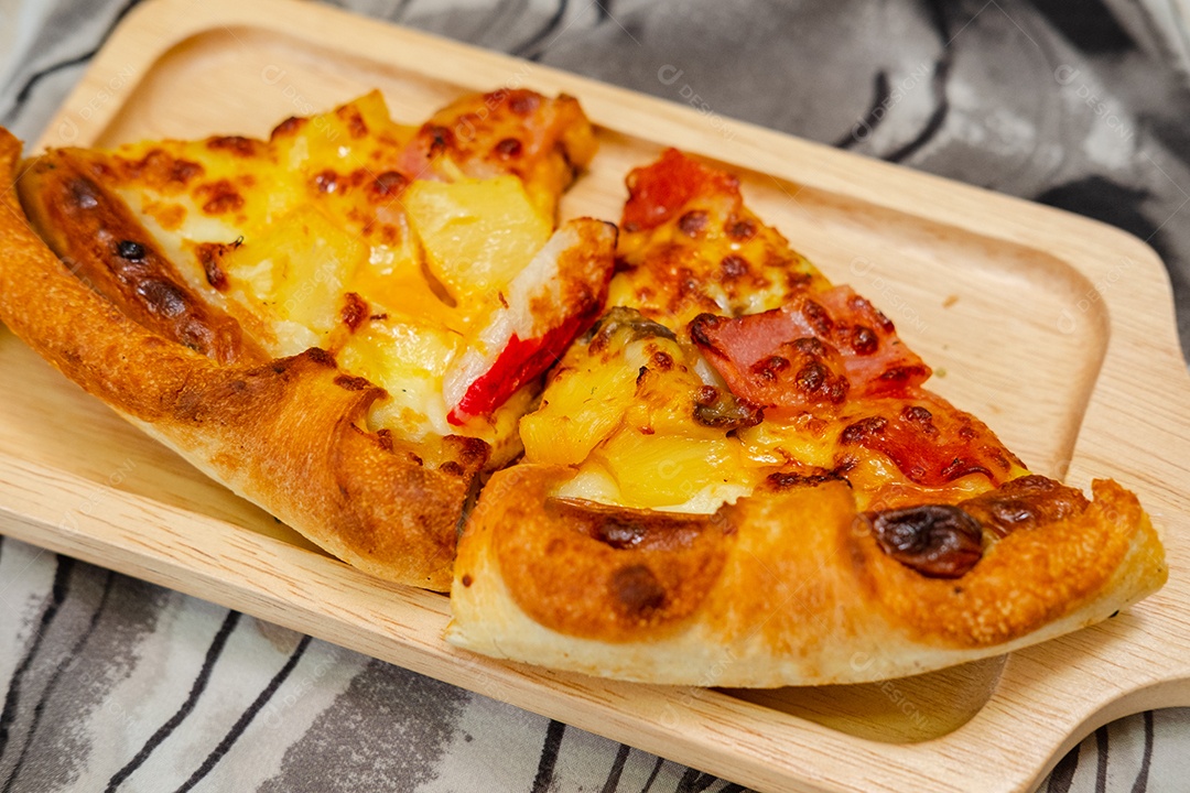 Fatias de pizzas queijo molho de cobertura de carne deliciosa