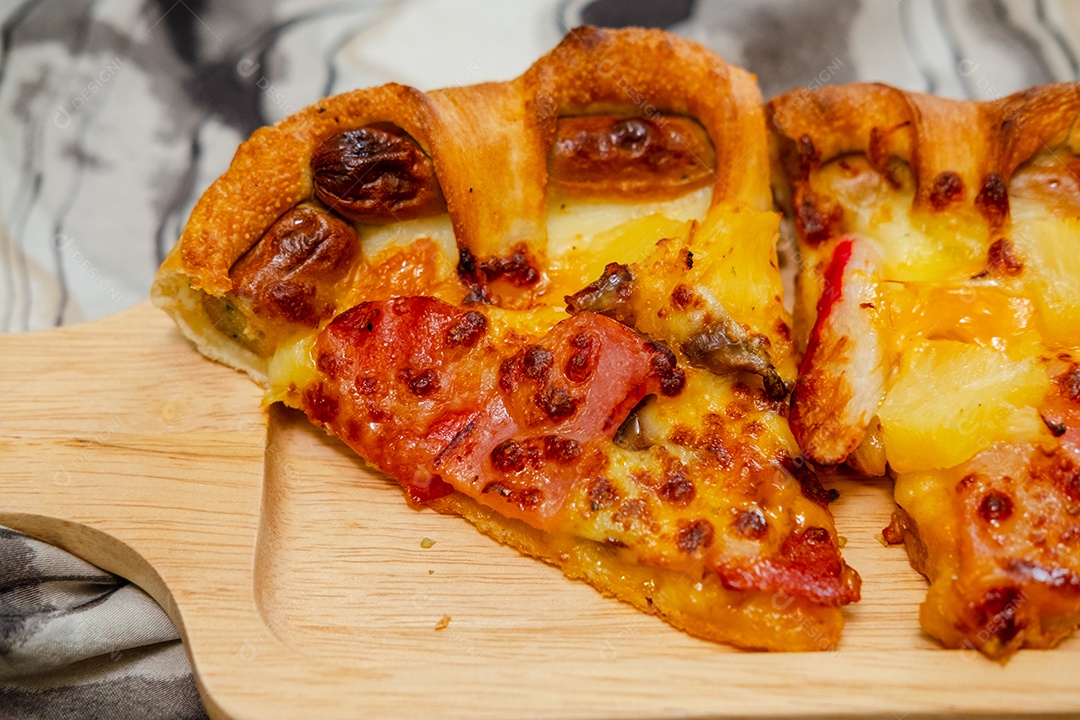 Fatia de pizza queijo molho de cobertura de carne deliciosa