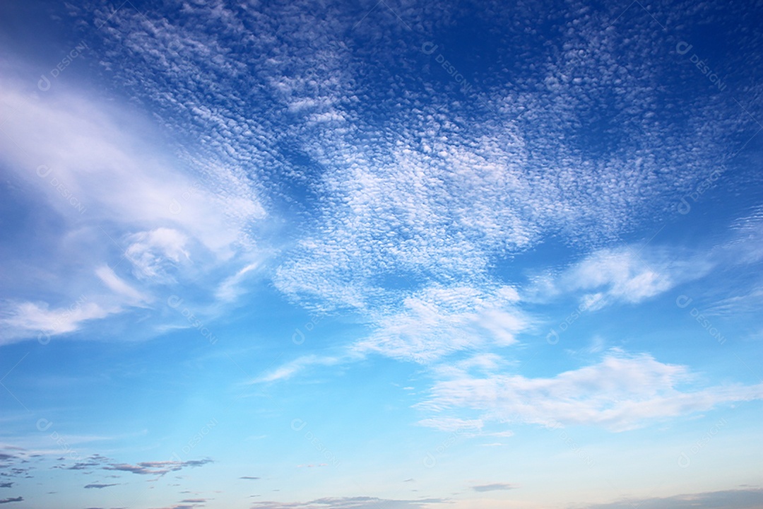 Nuvens brancas e fundo texturizado de céu azul