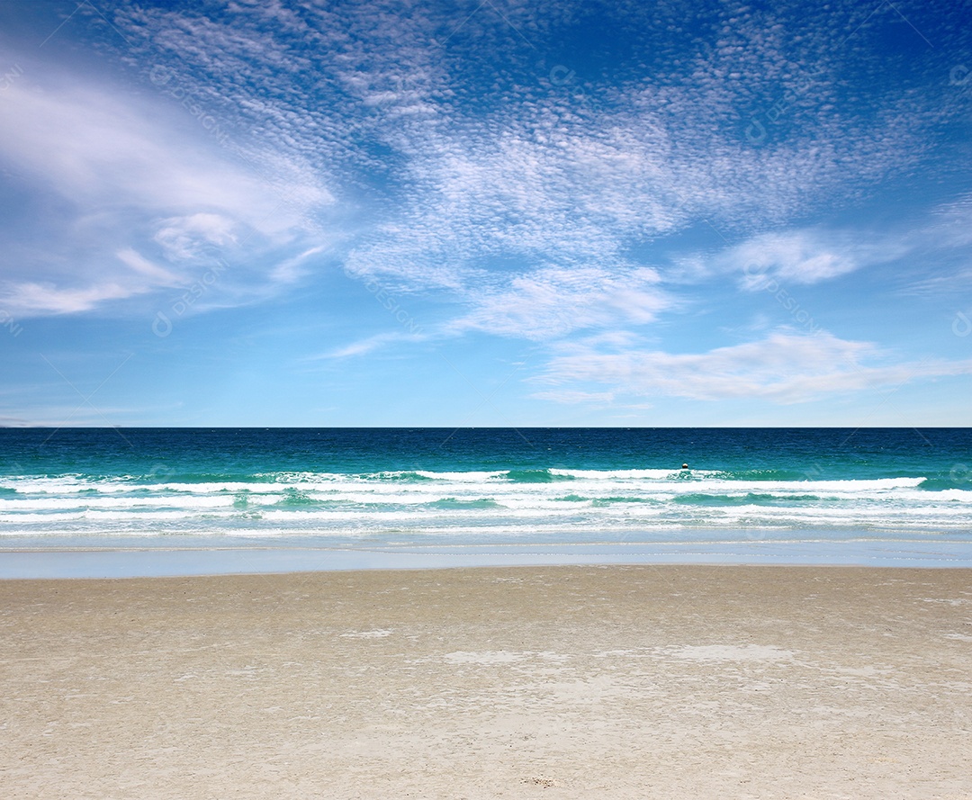 Vista da paisagem natural da bela praia tropical e mar em dia ensolarado. Área de espaço marítimo de praia para design de verão