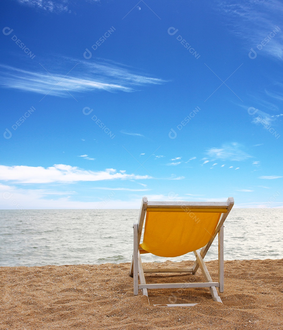 Cadeira de praia na praia de areia branca com céu azul nublado