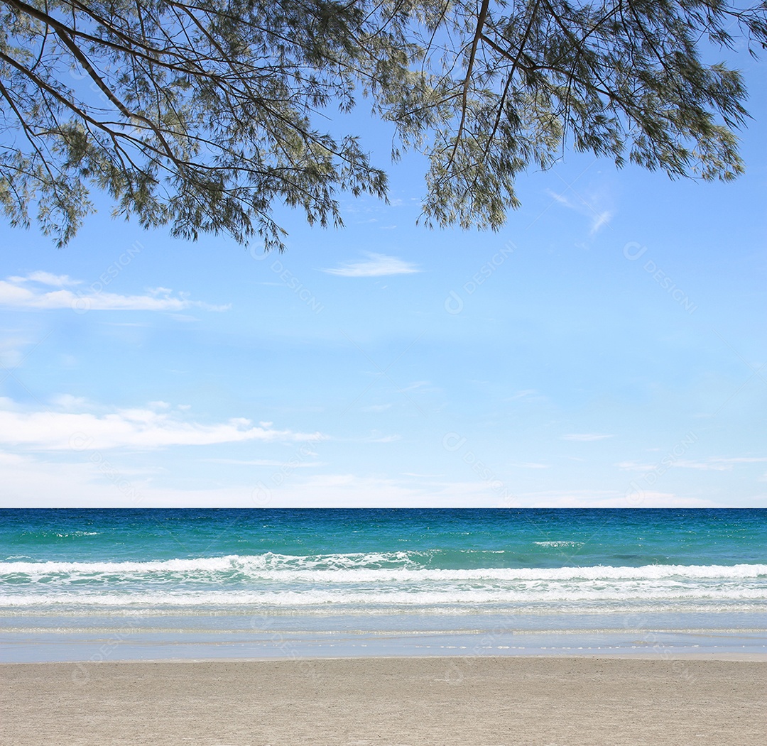 Nuvens brancas e céu azul no fundo texturizado do mar oceano