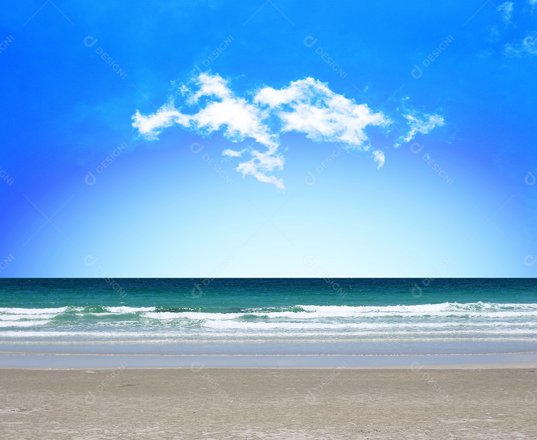 Vista da paisagem natural da bela praia tropical e mar em dia ensolarado. Área de espaço marítimo de praia para design de verão