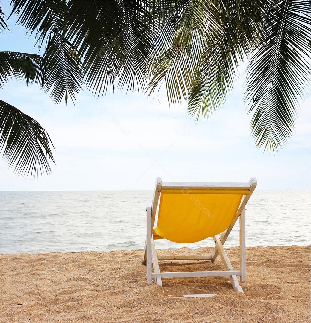 Cadeira de praia na praia de areia branca e palmeira de coco com céu azul nublado