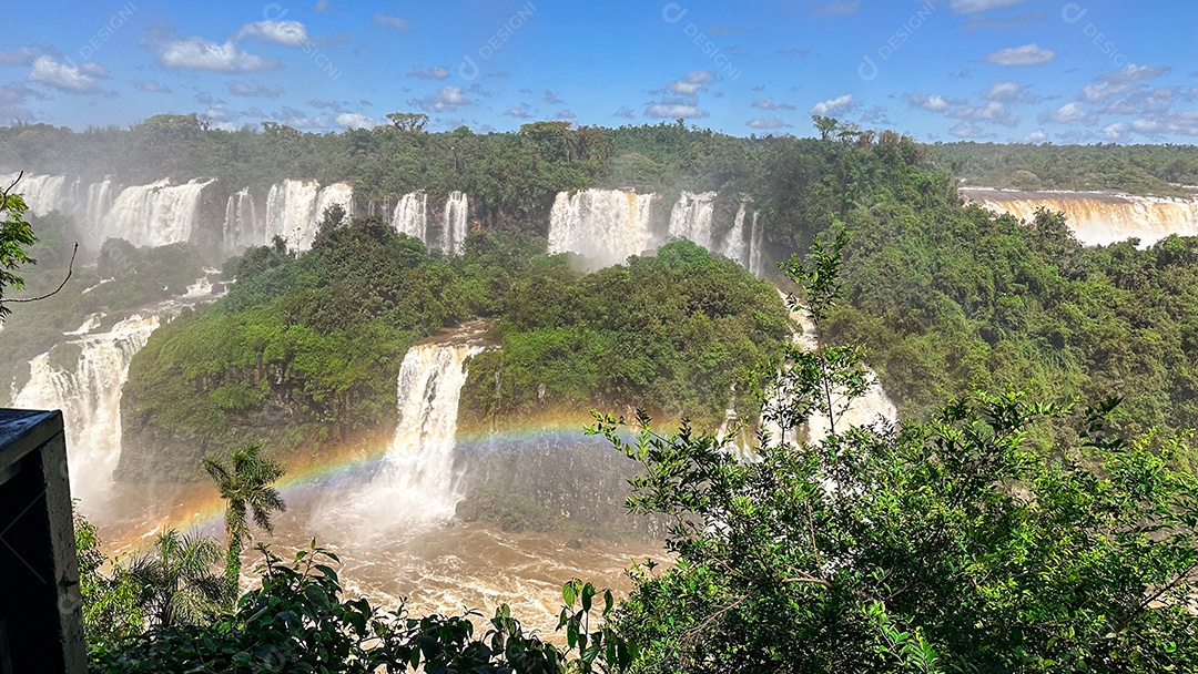 Uma bela foto das Cataratas do Iguaçu, fronteira entre o Brasil e a Argentina. Spray, neblina ao redor.