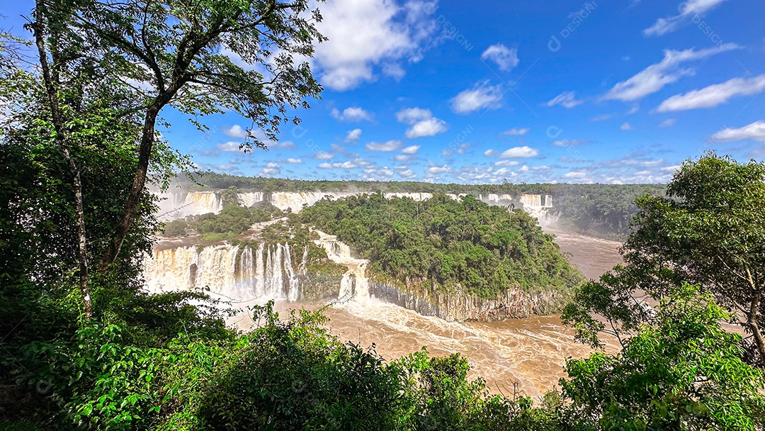Uma bela foto das Cataratas do Iguaçu, fronteira entre o Brasil e a Argentina. Spray, neblina ao redor.