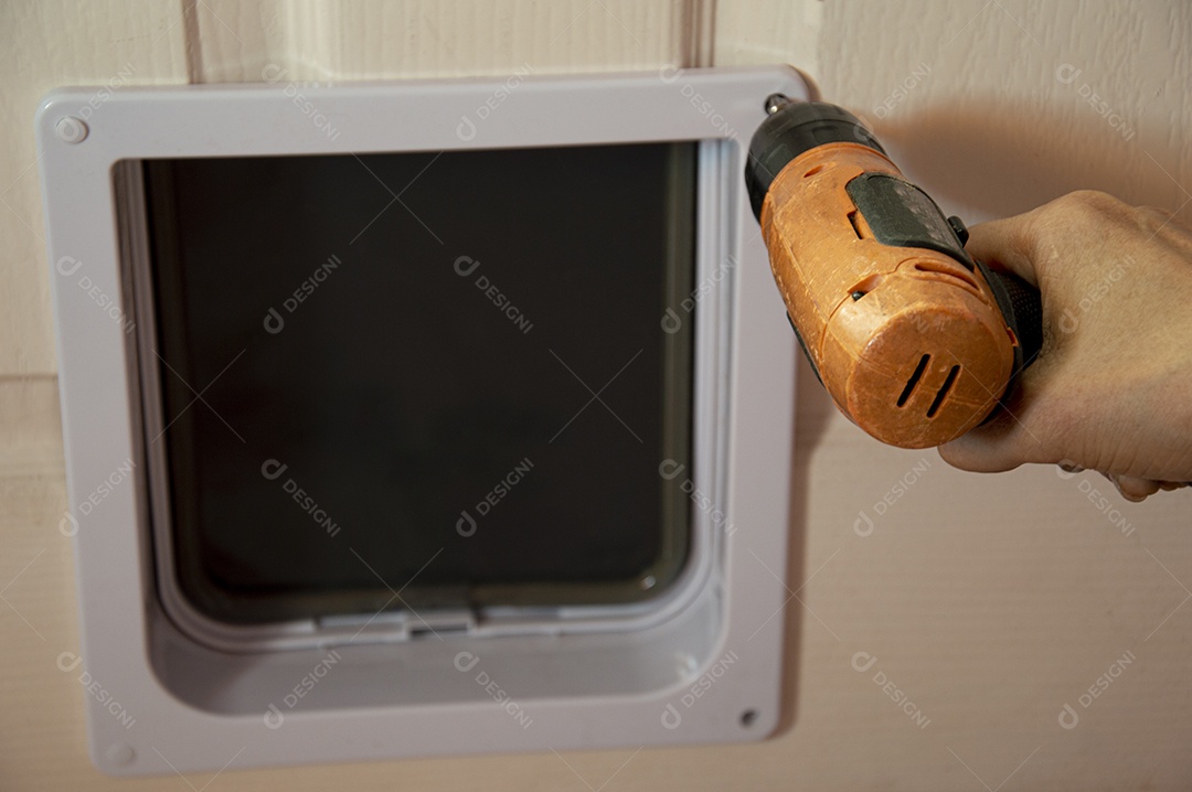 Instalando a porta entrada e saída para animais de estimação