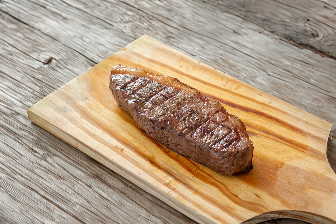 Bife de picanha grelhado em uma tábua