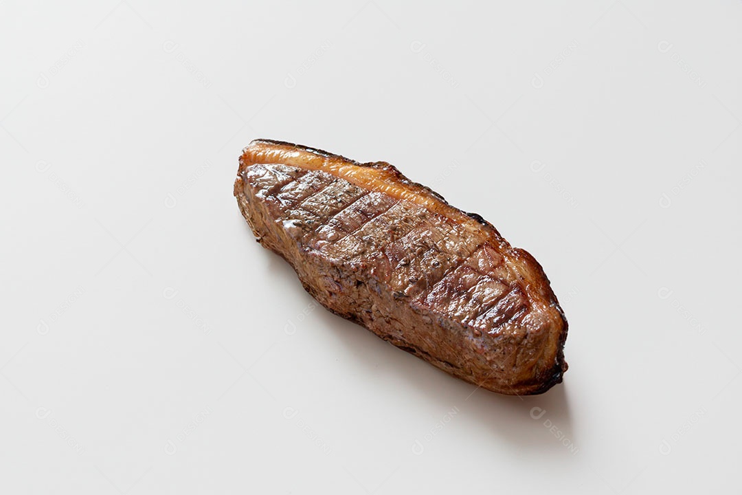 Bife de picanha grelhado em um fundo branco