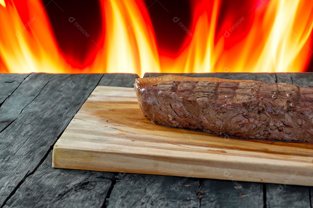 Bife de picanha em fundo de fogo, bife de carne de lombo superior