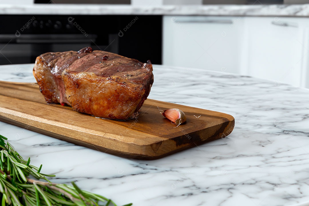 Picanha ou picanha sobre fundo mármore com alecrim, alho e pimenta