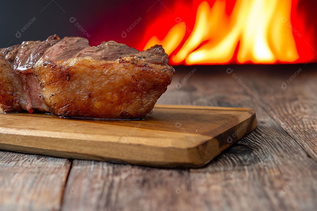 Bife de picanha em fundo de fogo, bife de carne de lombo superior