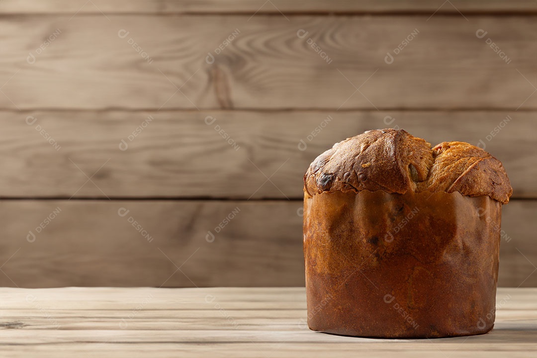 Panetone sobre fundo de madeira.