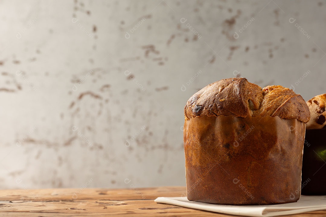 Panetone sobre mesa de madeira.