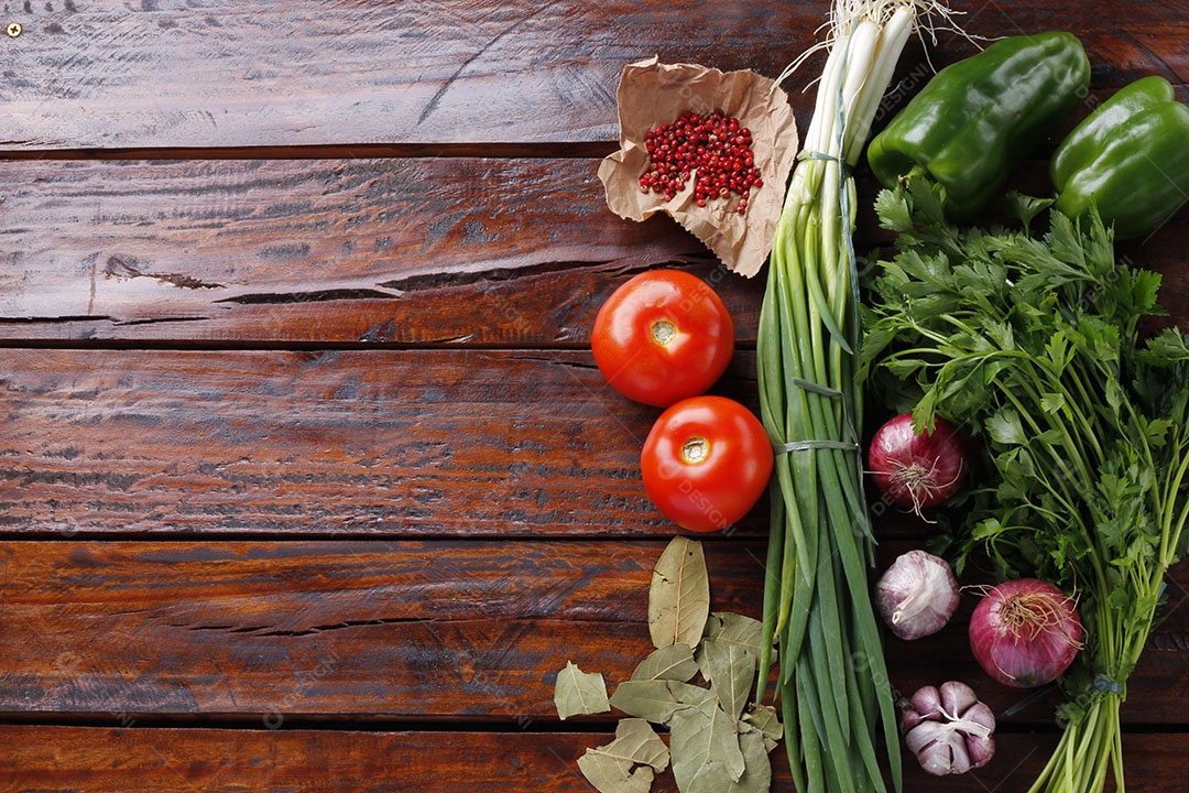 Vegetais verdes roxo e planta de alface de folha sobre mesa de madeira