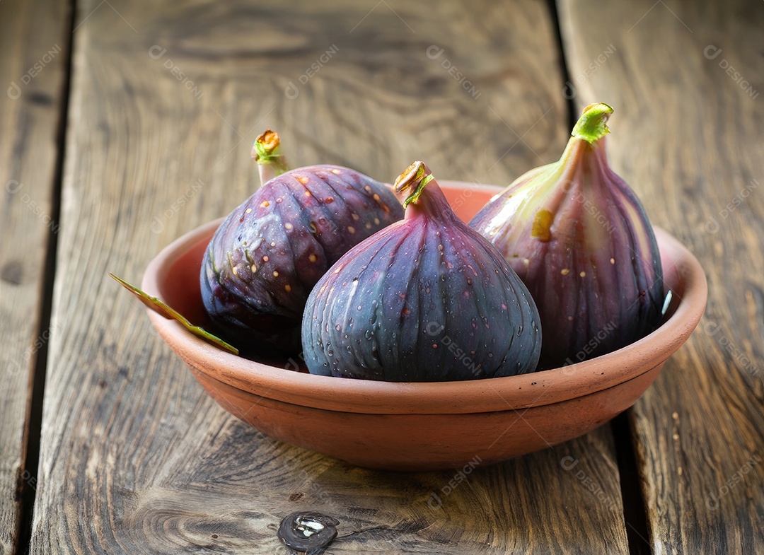 Alguns figos em uma tigela sobre uma velha madeira