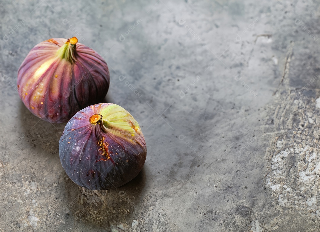 Alguns figos em uma tigela sobre uma velha madeira