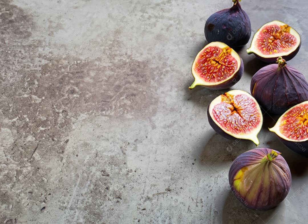 Alguns figos em um cimento velho
