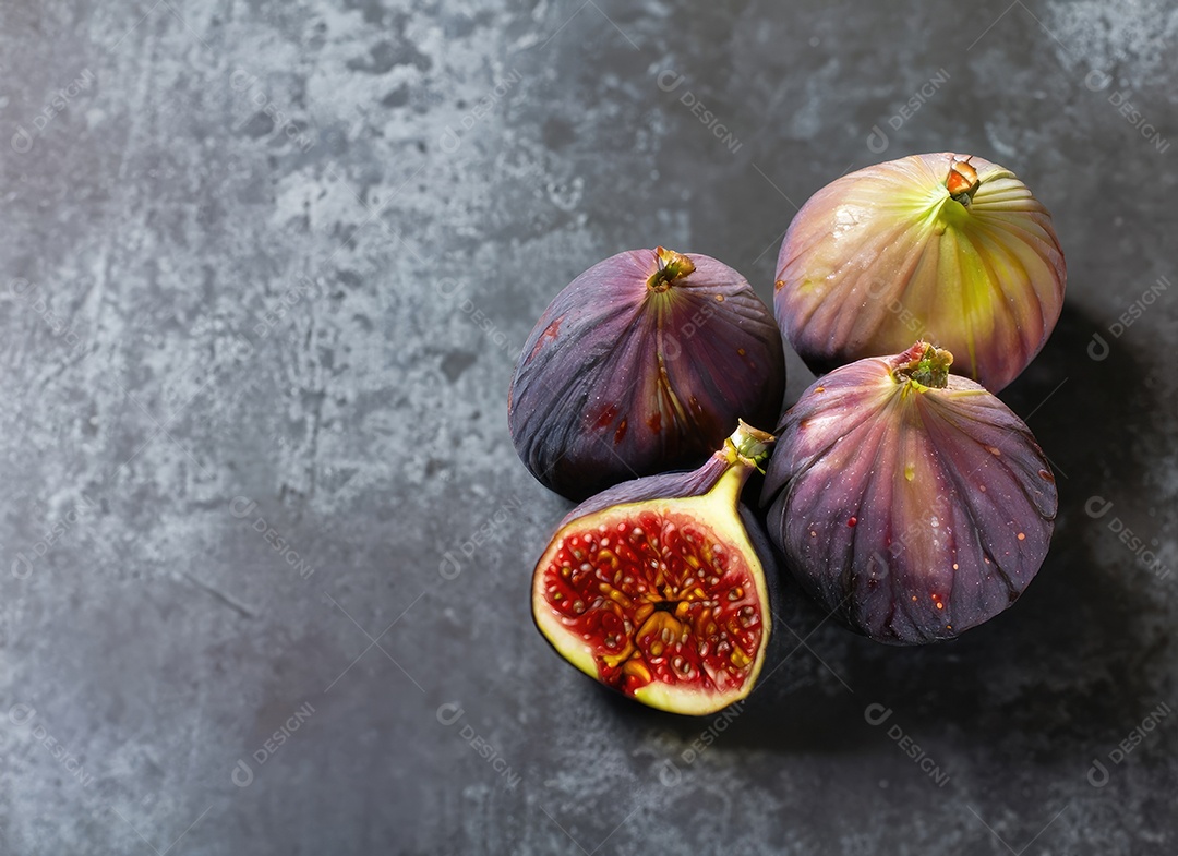 Alguns figos em uma tigela sobre uma velha madeira