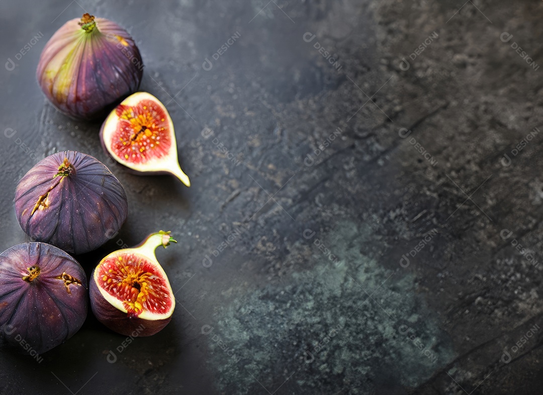 Alguns figos em um cimento velho