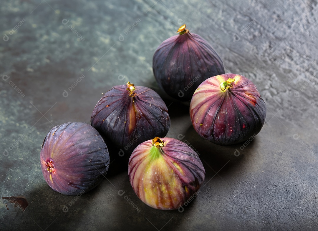Alguns figos em um cimento velho