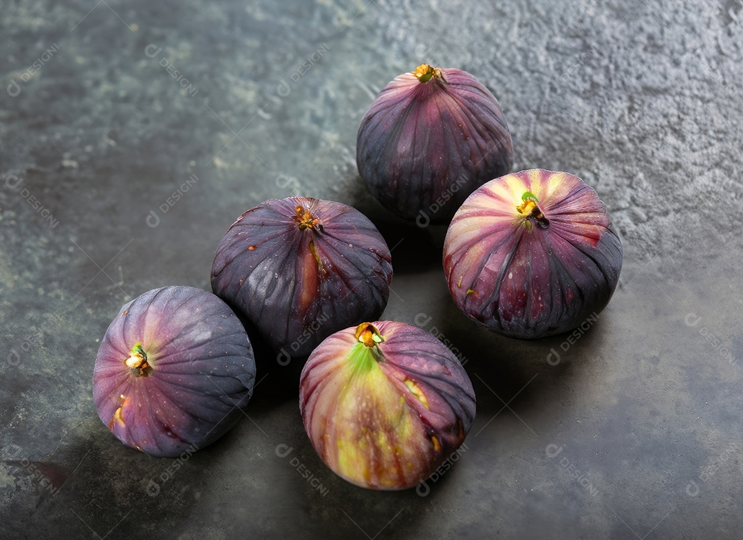 Alguns figos em um cimento velho