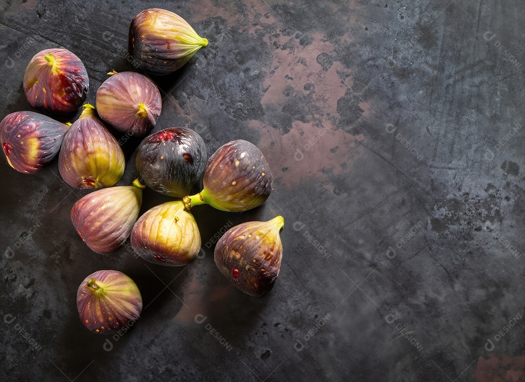 Alguns figos em um cimento velho